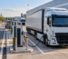 Električni kamion priključen na DC punjač u privatnom logističkom depou sa kontrolisanim pristupom